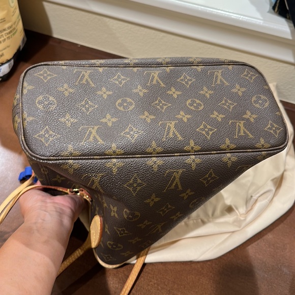 Adorable pre loved small never full authentic Louis Vuitton bag - Picture 7 of 10